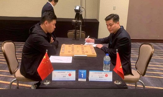 Lại Lý Huynh (phải) giành huy chương bạc ở giải cờ tướng vô địch thế giới 2023. Ảnh: HLV Hoàng Đình Hồng