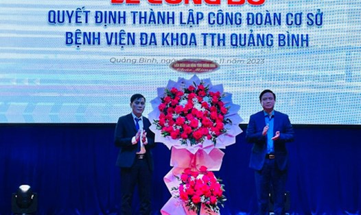 Chủ tịch LĐLĐ Quảng Bình Phạm Tiến Nam chúc mừng thành lập CĐCS Bệnh viện TTH Quảng Bình.  Ảnh: Tâm Đức
