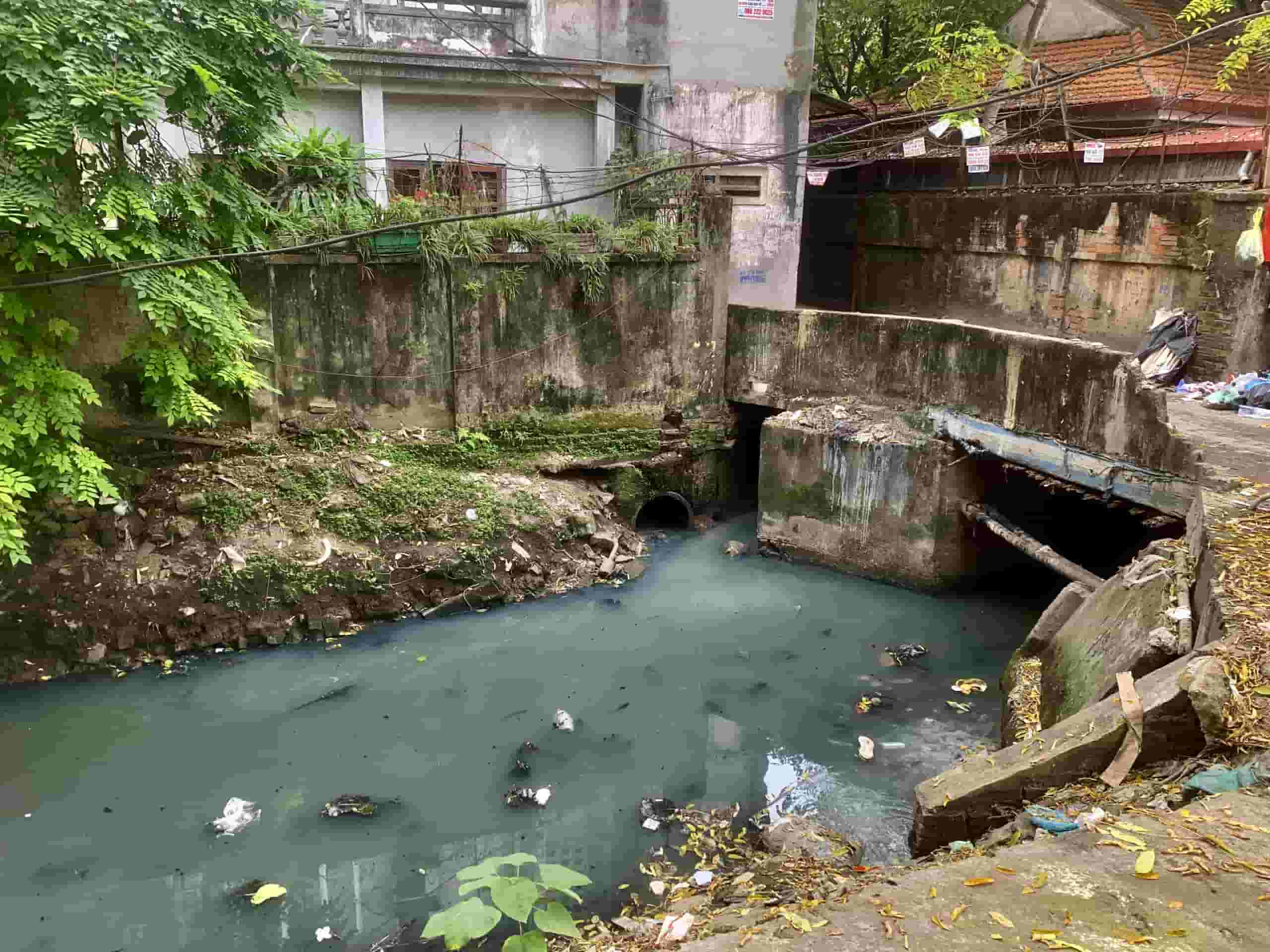 Mương Kẻ Khế vẫn trong tình trạng ô nhiễm qua nhiều năm, hai bên bờ là cống chảy nước thải ra hàng ngày. Ảnh: Nhật Minh