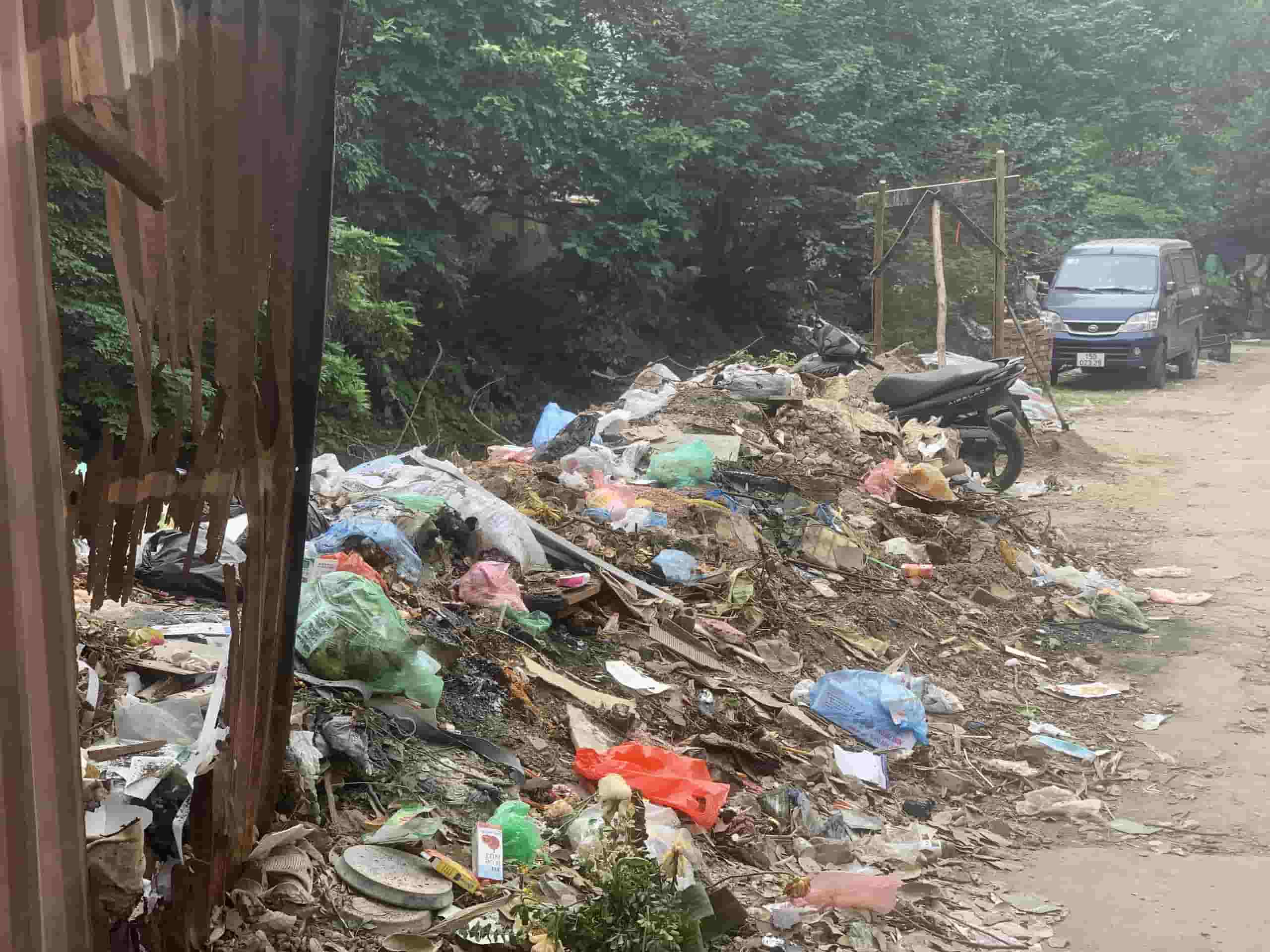 Xung quanh mương biến thành những “núi rác thải” tự phát, gây mất mỹ quan đô thị, nguy hiểm cho người dân đi lại. Ảnh: Nhật Minh
