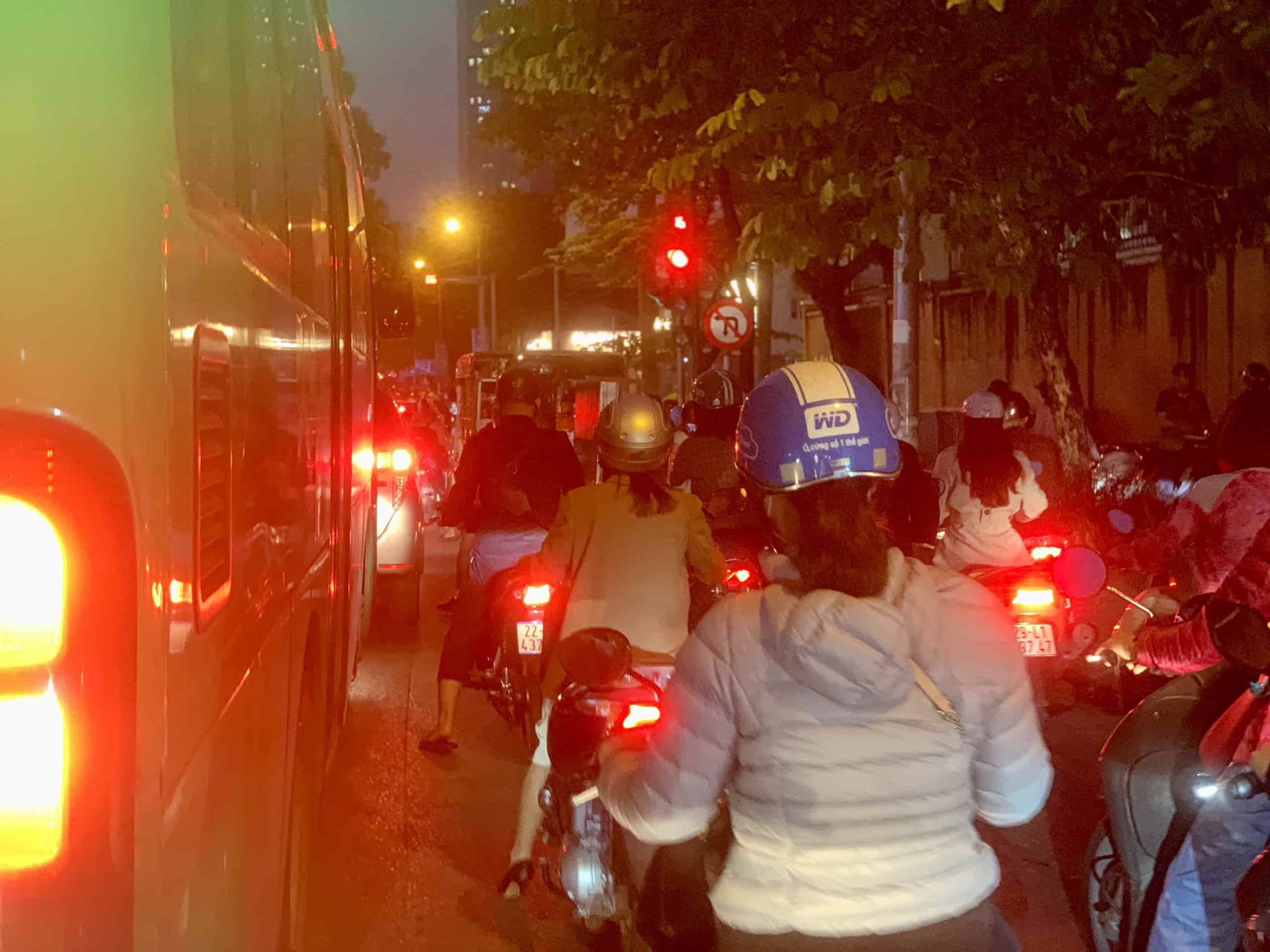 Lượng phương tiện di chuyển trên phố Kim Mã (Ba Đình, Hà Nội) quá tải vào giờ cao điểm. Ảnh: Nhật Minh