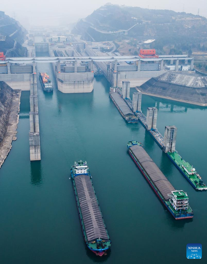 Vận tải hành khách và hàng hóa trên sông Dương Tử đã bùng nổ trong năm nay, dẫn đến sản lượng của đập Tam Hiệp cao. Ảnh: Xinhua