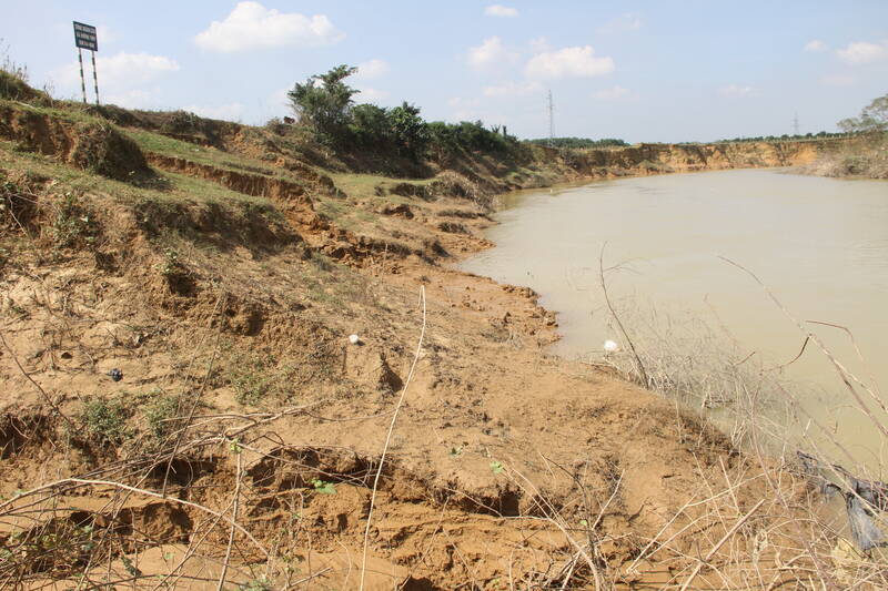 Tình trạng sạt lở vẫn tiếp diễn trong khi địa phương chưa có nguồn kinh phí để kè bảo vệ bờ sông. Ảnh: Trần Tuấn.