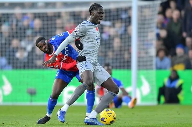 Chấn thương của Amadou Onana khiến hàng tiền vệ của Everton gặp khó. Ảnh: Liverpool Echo