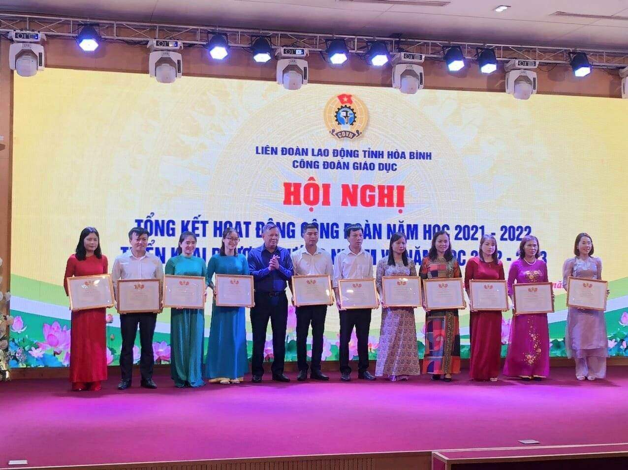 Nhà giáo trẻ cũng đã từng nhận được Bằng khen của Công đoàn Giáo dục Việt Nam. Ảnh: NVCC
