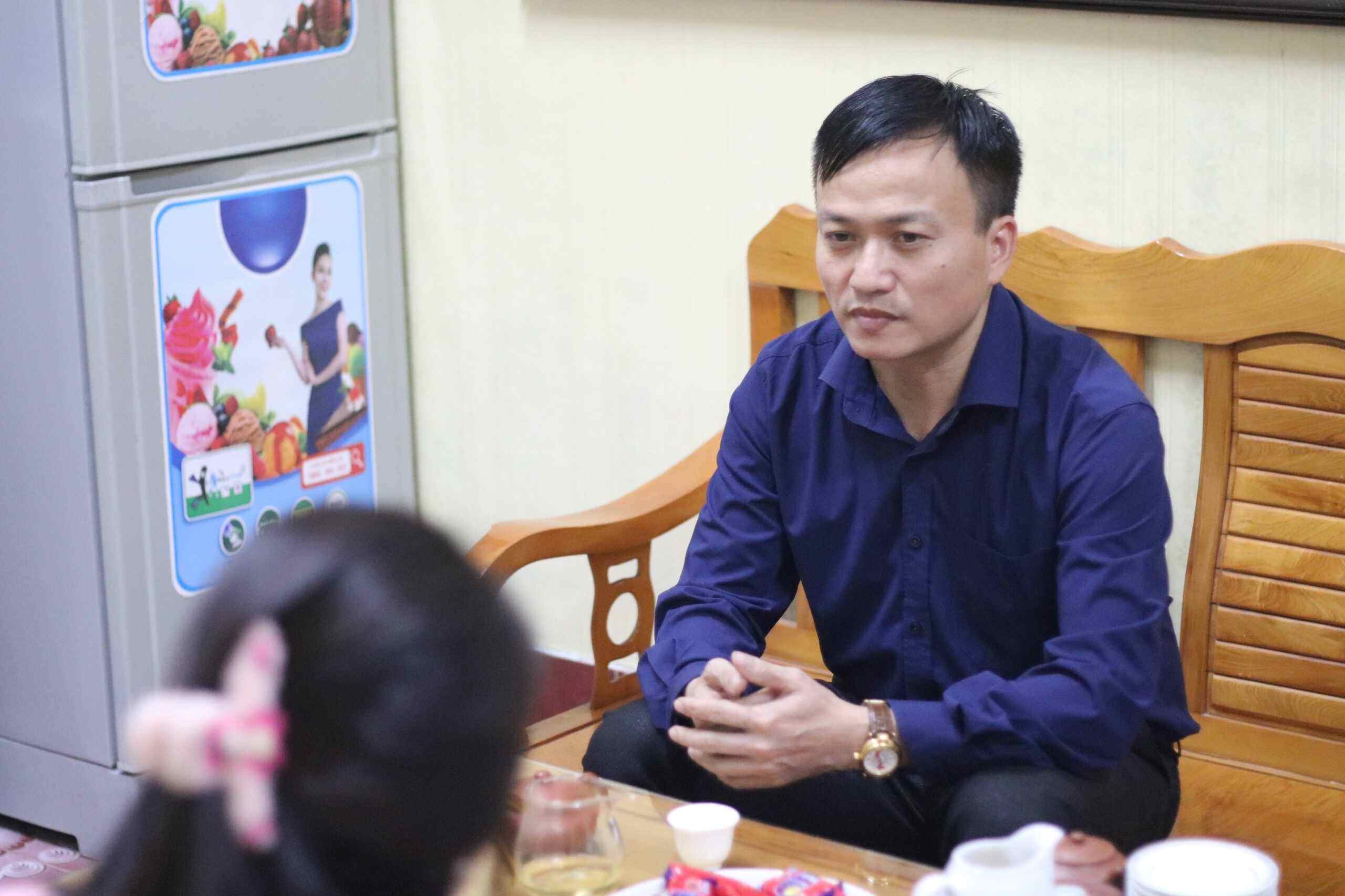 Thầy giáo Nguyễn Mạnh Hùng trao đổi với PV Báo Lao Động. Ảnh: Đại Long