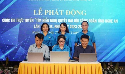 Các cán bộ tham gia cuộc thi  trực tuyến "Tìm hiểu Nghị quyết XIX Đại hội Công đoàn tỉnh Nghệ An” dưới sự chứng kiến của các đại biểu. Ảnh: Quỳnh Trang
