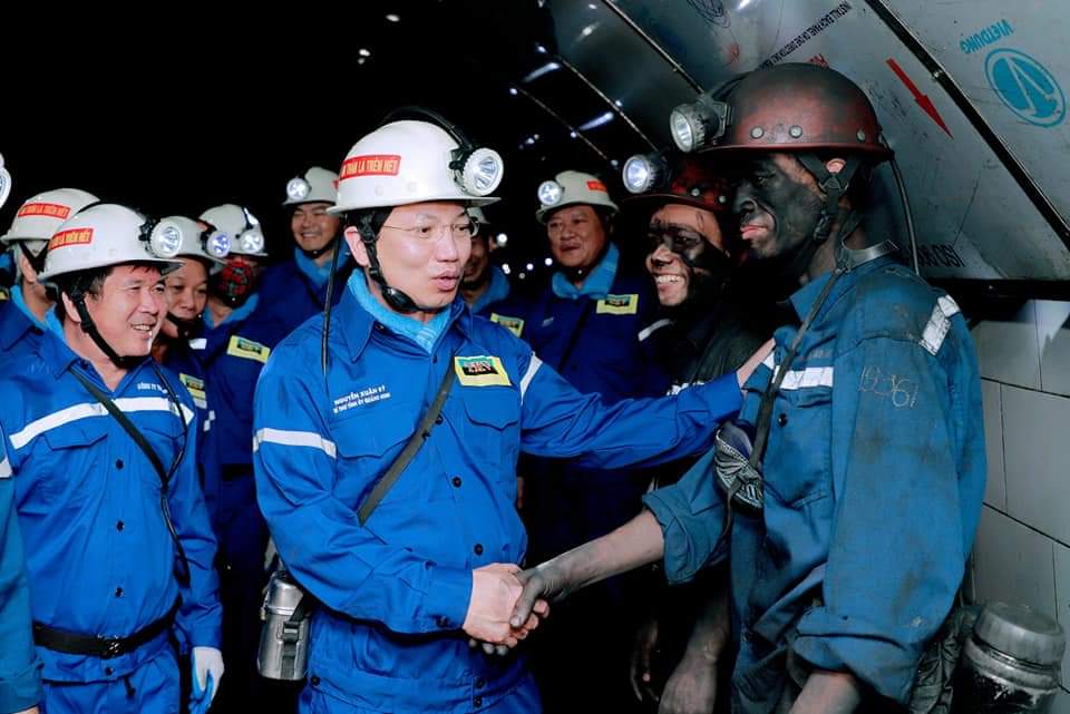 Ông Nguyễn Xuân Ký - Ủy viên Trung ương Đảng, Bí thư Tỉnh ủy Quảng Ninh đã xuống hầm lò động viên người thợ và tổ sản xuất tại mỏ hầm lò Công ty than Mạo Khê nhân dịp ngày truyền thống 12.11. Ảnh: Mạnh Hùng