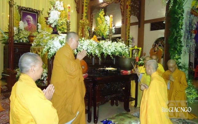 Hòa thượng Thích Tuệ Sỹ dâng hương đảnh lễ Giác linh Trưởng lão Hòa thượng Thích Minh Châu tại thiền viện Vạn Hạnh. Ảnh: VH