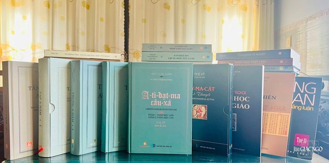 Gần 30 tác phẩm, công trình của Hòa thượng Tuệ Sỹ được xuất bản, tái bản nhiều lần trong nước.