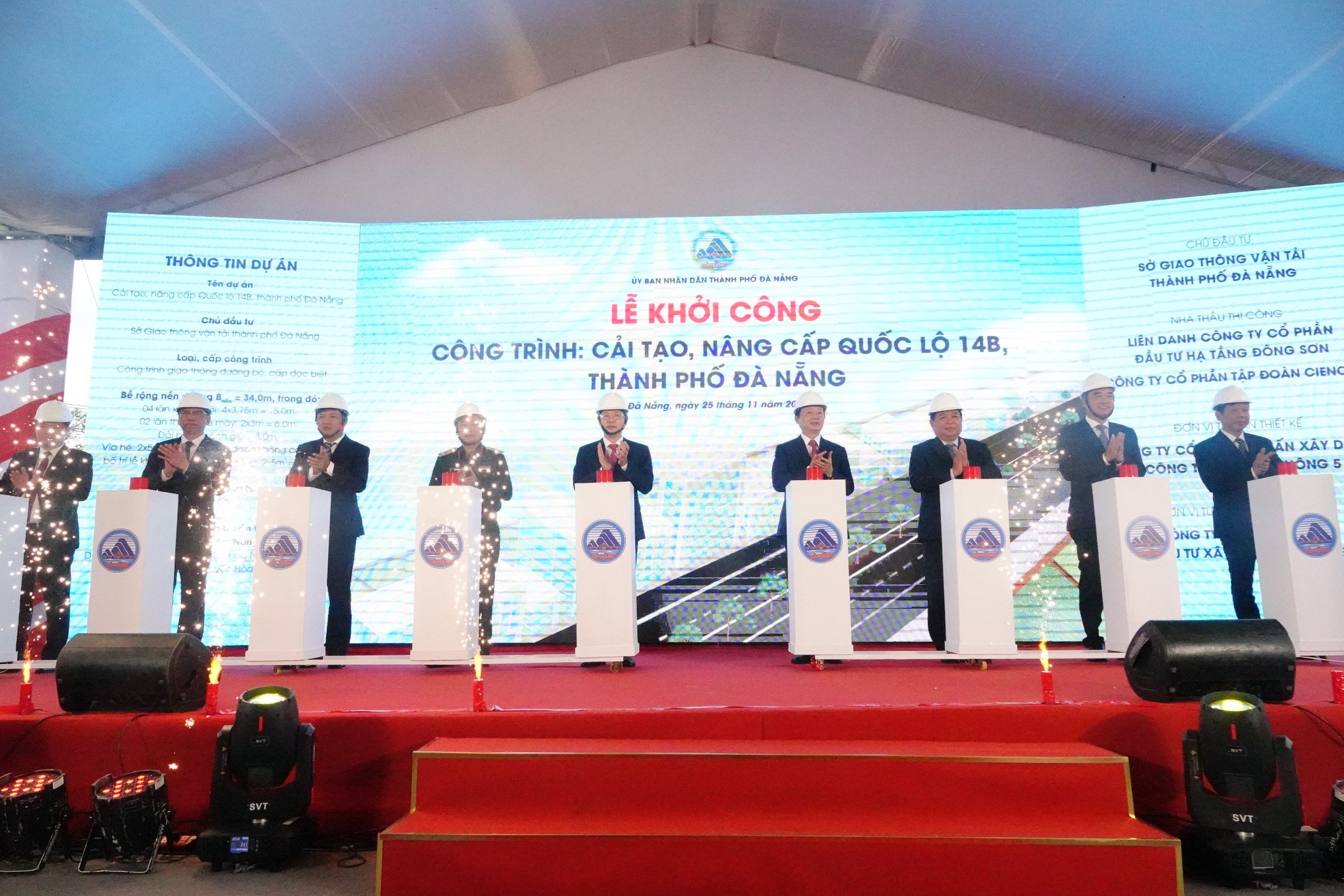 Các đại biểu bấm nút khởi công Dự án cải tạo, nâng cấp Quốc lộ 14B đoạn qua TP Đà Nẵng. Ảnh: Văn Trực