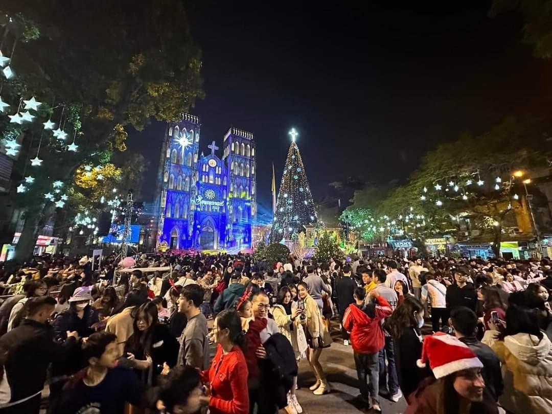 Dòng người quanh Nhà thờ lớn Hà Nội đêm giáng sinh năm 2022. Ảnh: T.Vương