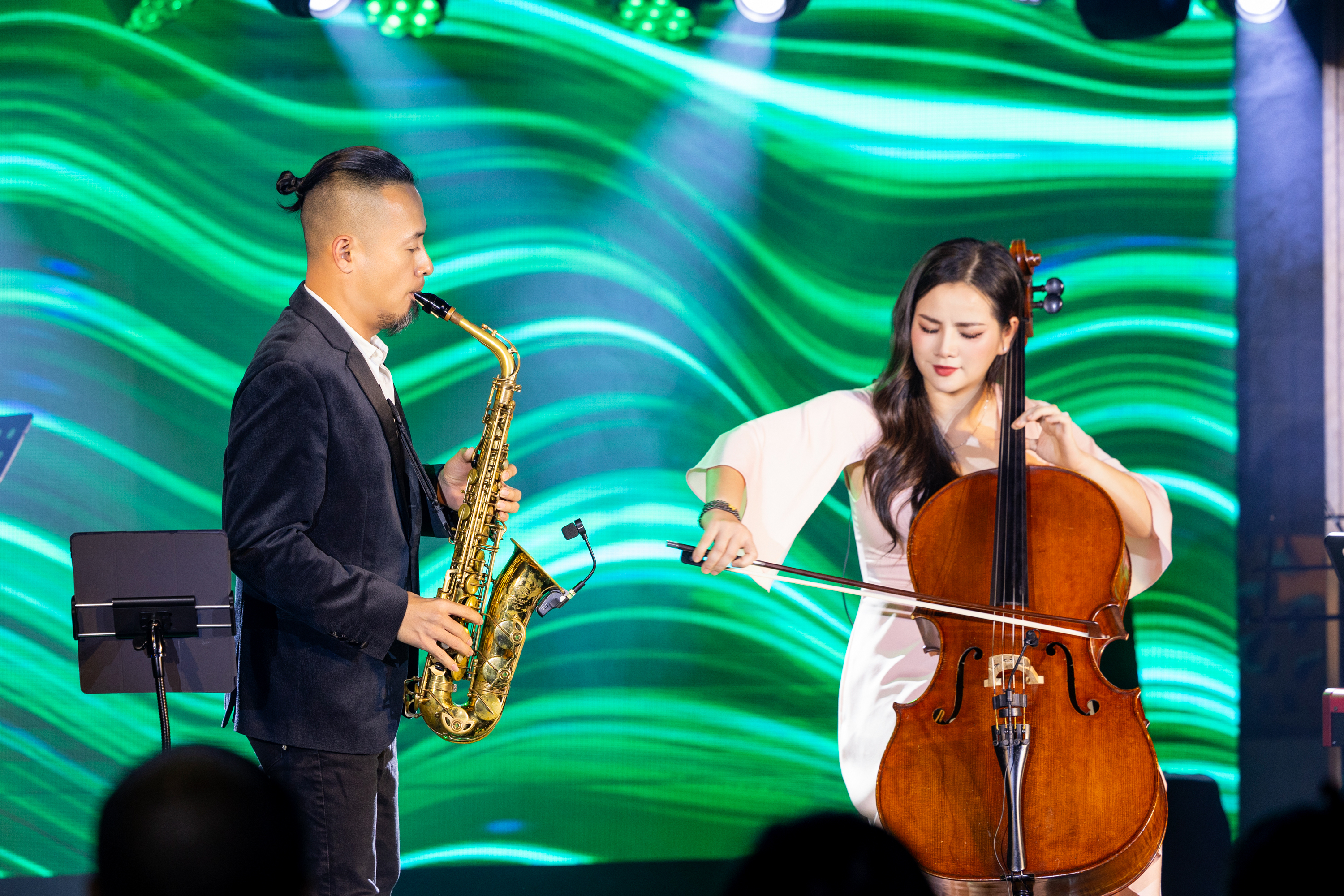 Hà Miên có sự kết hợp của nghệ sĩ saxophone Lê Duy Mạnh. Ảnh: Đỗ Tiến, Bùi Việt Anh 