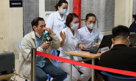 Thăm khám bệnh phổi tắc nghẽn mạn tính tại Bệnh viện Bạch Mai. Ảnh: Thế Anh