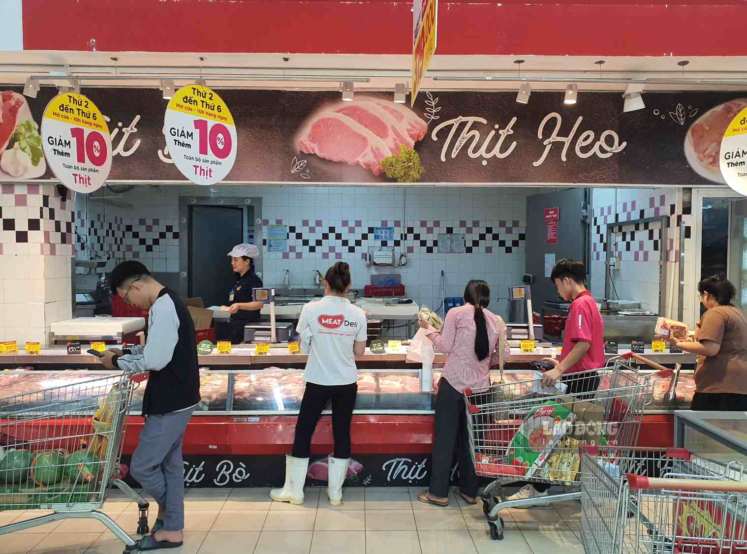 Nhiều siêu thị tung khuyến mãi thịt lợn để thu hút khách mua. Hình ảnh ghi nhận tại siêu thị BigC Thăng Long lúc 18h ngày 24.11.2023. Ảnh: Phan Anh