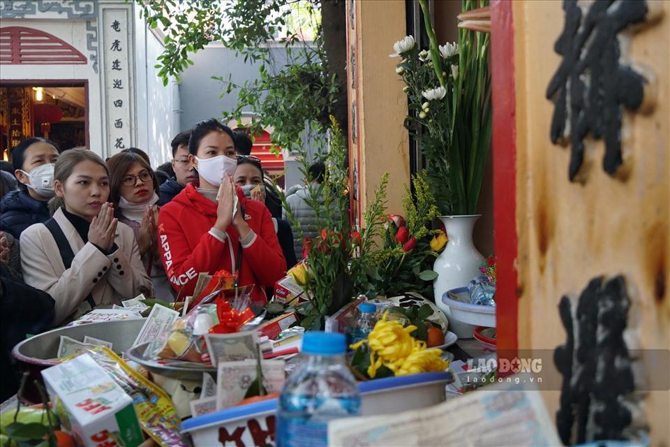 Người dân đi lễ tại Phủ Tây Hồ (Hà Nội). Ảnh: T.Vương