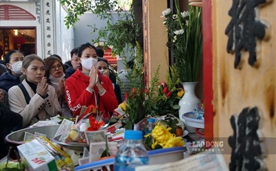 Người dân đi lễ tại Phủ Tây Hồ (Hà Nội). Ảnh: T.Vương