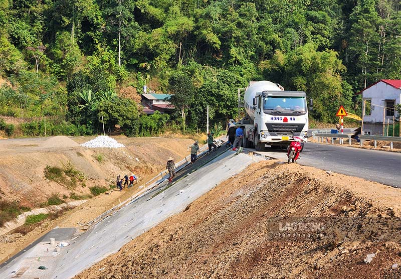 Thi công hệ thống taluy trong dự án đường từ TP Bắc Kạn - hồ Ba Bể kết nối sang huyện Na Hang (Tuyên Quang). Ảnh: Tân Văn.