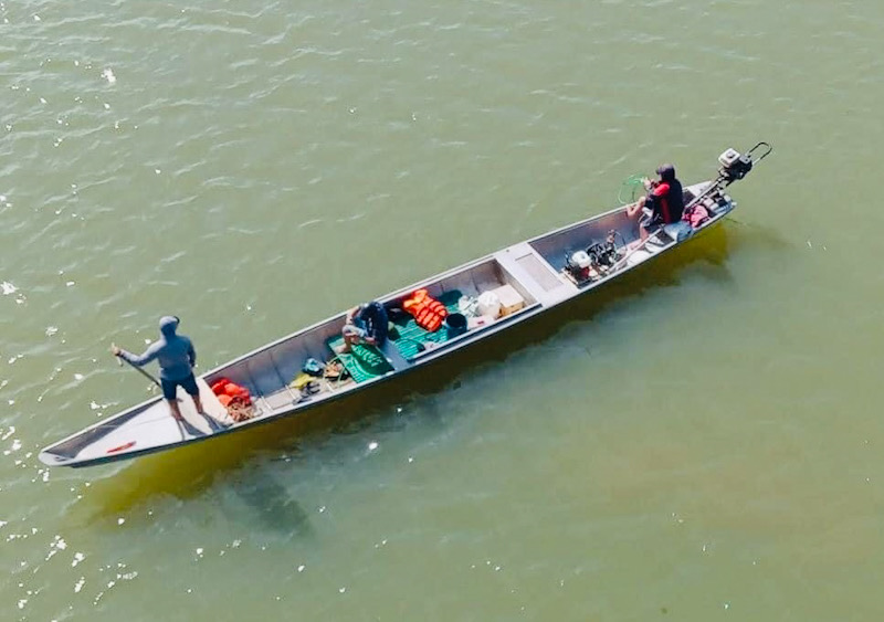 Lực lượng chức năng và người dân tìm kiếm nạn nhân nghi nhảy cầu tự vẫn. Ảnh: Tâm Đức