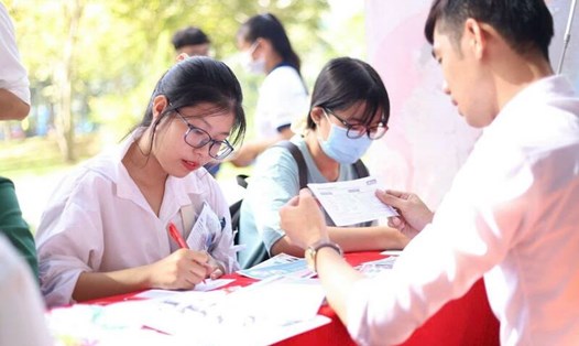 Huyện Cầu Kè, tỉnh Trà Vinh áp dụng nhiều phương thức tuyên truyền giúp lao động có việc làm trong nước đạt trên 138%, xuất khẩu lao động đạt 153% chỉ tiêu kế hoạch. Ảnh: Phòng LĐTBXH huyện cung cấp. 