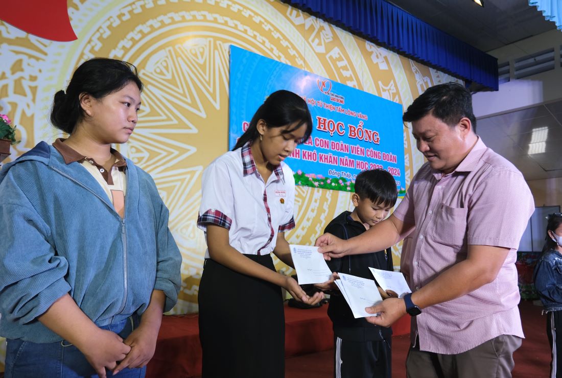Ông Nguyễn Thanh Nhàn trao Học bổng Quỹ Xã hội từ thiện Tấm lòng vàng cho con đoàn viên có hoàn cảnh khó khăn. Ảnh: NVCC