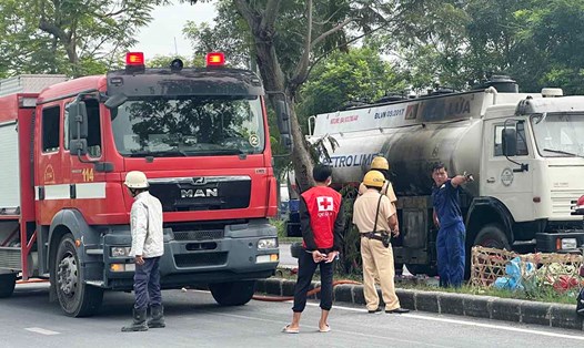 Xe bồn bốc cháy trên đại lộ Nguyễn Văn Linh ở TPHCM. Ảnh: Thanh Vũ