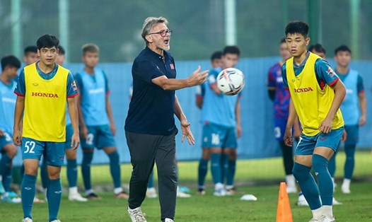 Huấn luyện viên Troussier và U23 Việt Nam hướng tới vòng chung kết U23 châu Á 2024. Ảnh: VFF