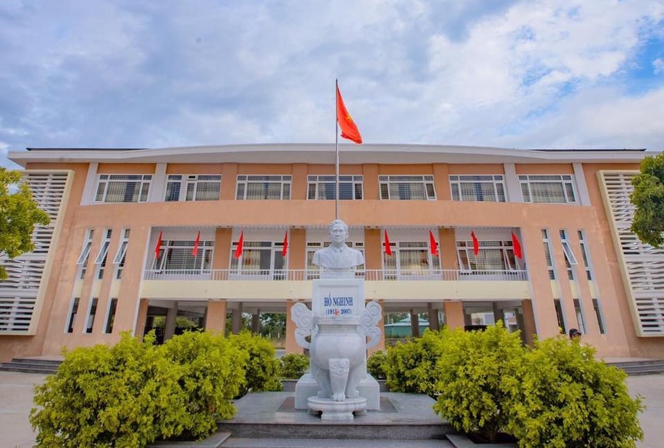 Trường THPT Hồ Nghinh mới thành lập được 6 năm nhưng được Sở GD&ĐT Quảng Nam đánh giá là trường có thành tích cao trong ngành. Ảnh: Hoàng Bin. 
