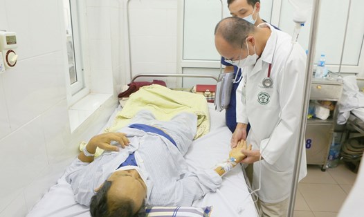 Chăm sóc bệnh nhân viêm gan tại Bệnh viện Bạch Mai. Ảnh: Mai Thanh