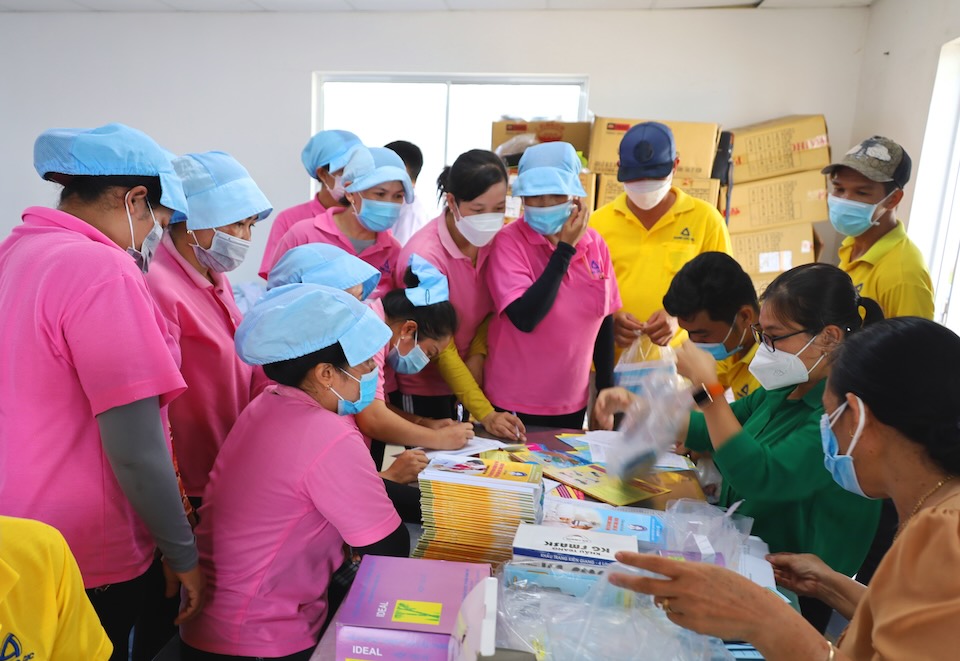 Khám bệnh, phát thuốc miễn phí cho đoàn viên, NLĐ huyện Gò Quao. Ảnh: Nguyên Anh