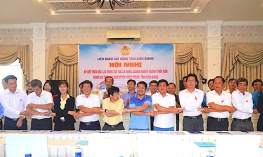 Ký kết thỏa ước lao động tập thể nhiều doanh nghiệp thủy sản trên địa bàn huyện Châu Thành (Kiên Giang). Ảnh: Nguyên Anh