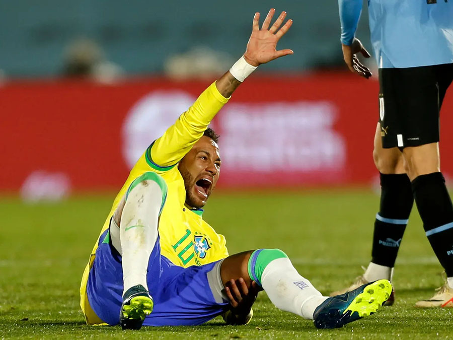 Đứt dây chằng chéo trước và rách sụn chêm đầu gối trái là một trong những ca chấn thương nặng nhất mà Neymar Jr từng đối mặt. Ảnh: The Guardian. 