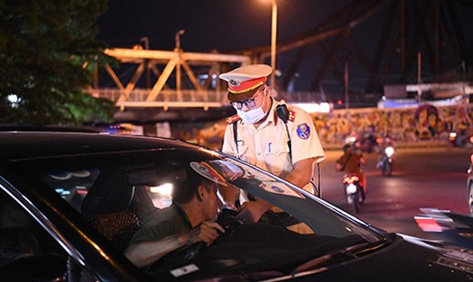 Lực lượng CSGT kiểm tra nồng độ cồn với tài xế xe con. Ảnh: Cục CSGT