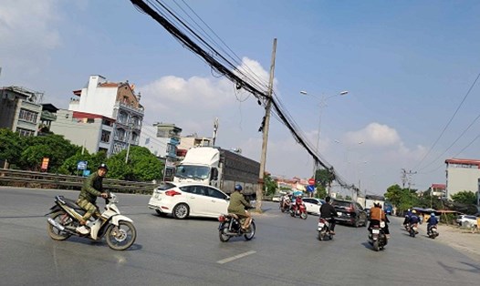 Hàng cột điện bị "bỏ quên" giữa đường tiềm ẩn tai nạn giao thông. Ảnh: Minh Hạnh 