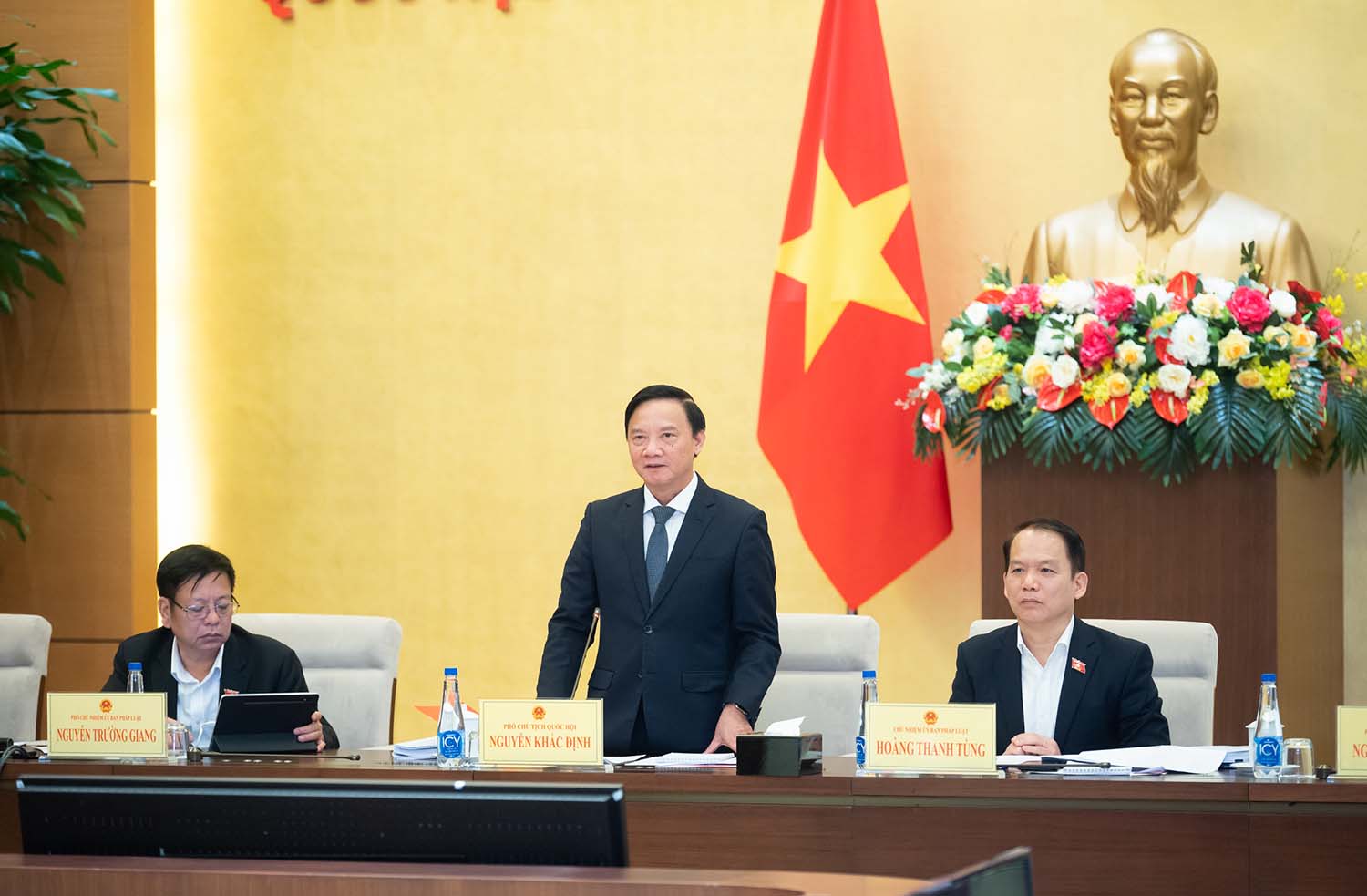 Phó Chủ tịch Quốc hội Nguyễn Khắc Định phát biểu tại phiên họp. Ảnh: VPQH