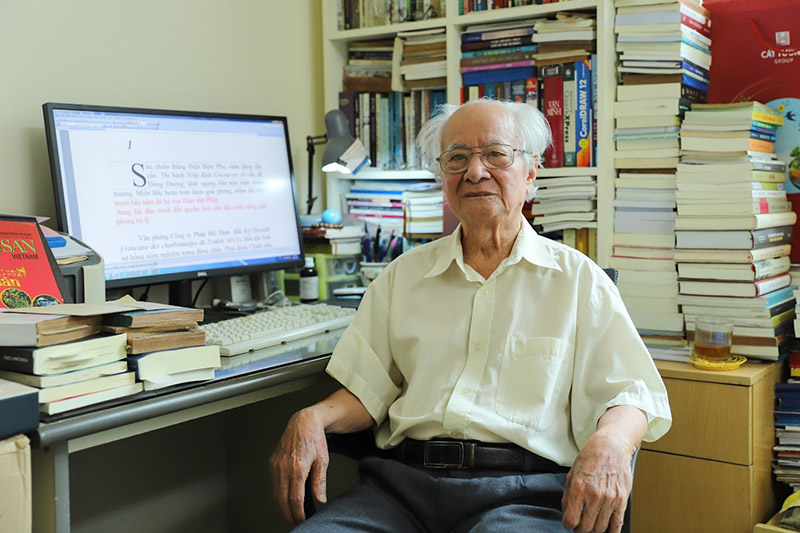 Tác giả 84 tuổi Đặng Huỳnh Thái tham gia cuộc thi với tiểu thuyết đồ sộ tư liệu lịch sử “Bể than Đông Bắc“. Ảnh: Tô Thế