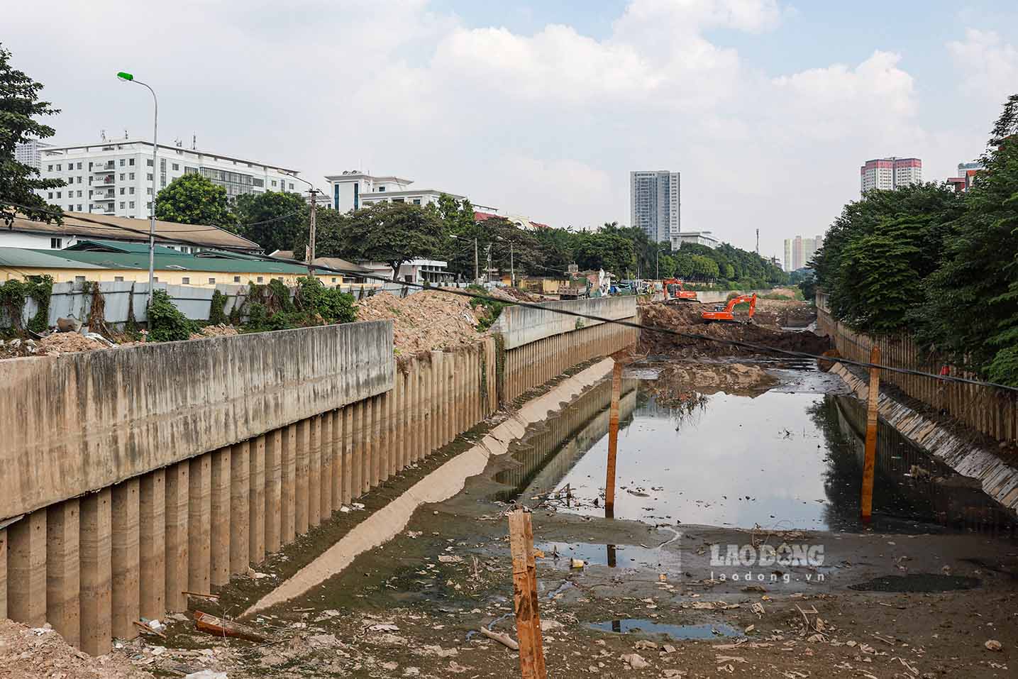 Sau gần 8 năm thi công, dự án kênh dẫn La Khê (dự án cải thiện hệ thống tiêu nước khu vực phía Tây Hà Nội) đi qua đường Ngô Quyền, Hà Đông  vẫn chưa thể hoàn thành.