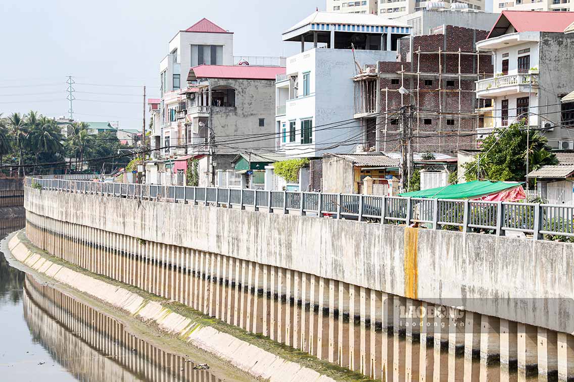 UBND TP Hà Nội cho biết, dự án cải thiện hệ thống tiêu nước khu vực phía Tây thành phố Hà Nội gồm kênh dẫn nước La Khê và Trạm bơm Yên Nghĩa được khởi công vào cuối năm 2015, với tổng mức đầu tư gần 7.470 tỉ đồng. Cụm công trình đầu mối đã được thi công xong, đưa vào vận hành từ tháng 1.2020. Tuy nhiên, cho đến nay, phần kênh La Khê phục vụ dẫn nước cho trạm bơm vẫn chưa hoàn thiện.