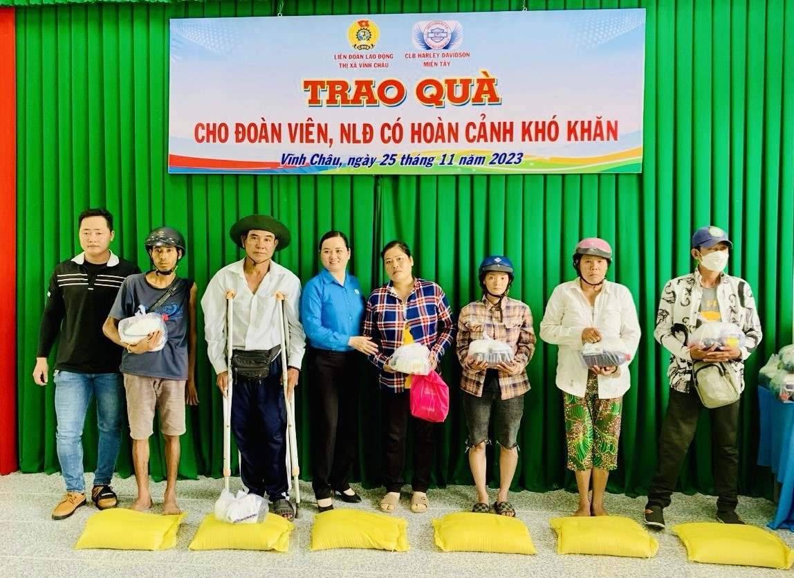 Các đoàn viên nghiệp đoàn nghề cá, xe ôm ở thị xã Vĩnh Châu được nhận quà. Ảnh: LĐLĐ TX Vĩnh Châu