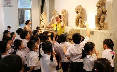 Học sinh hứng thú với những tiết học lịch sử ở bảo tàng. Ảnh: Phạm Đông
