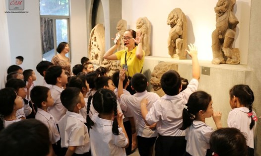 Học sinh hứng thú với những tiết học lịch sử ở bảo tàng. Ảnh: Phạm Đông
