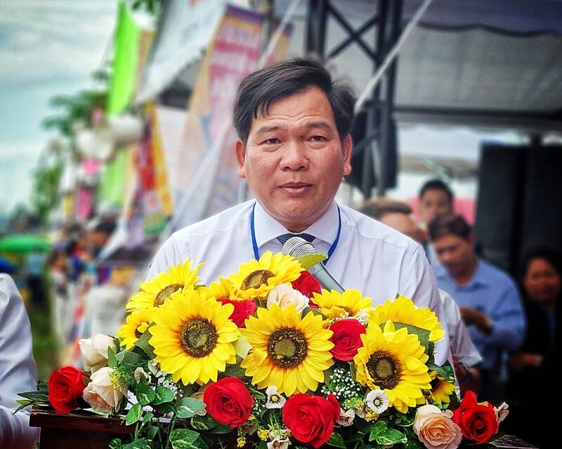 Ông Dương Hoàng Sum, Giám đốc Sở Văn hóa, Thể thao và Du lịch tỉnh Trà Vinh phát biểu khai mạc giải đua ghe ngo. Ảnh: Hoàng Lộc
