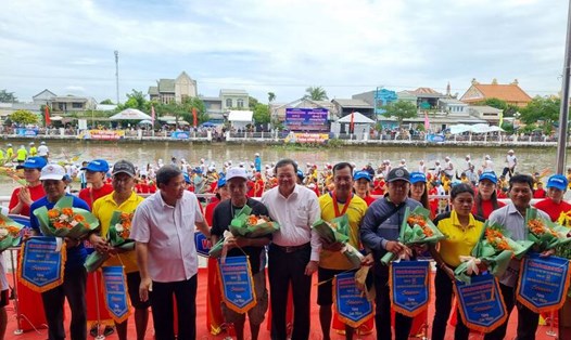 Lãnh đạo tỉnh trao cờ lưu niệm các đội tham dự giải đua ghe ngo năm 2023. Ảnh: Hoàng Lộc