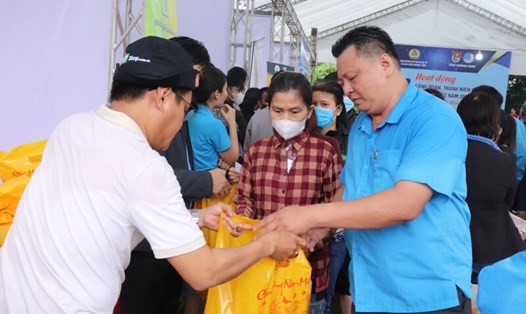 Quảng Nam trao 500 suất quà hỗ trợ người lao động bị cắt giảm giờ làm. Ảnh: Nguyễn Linh