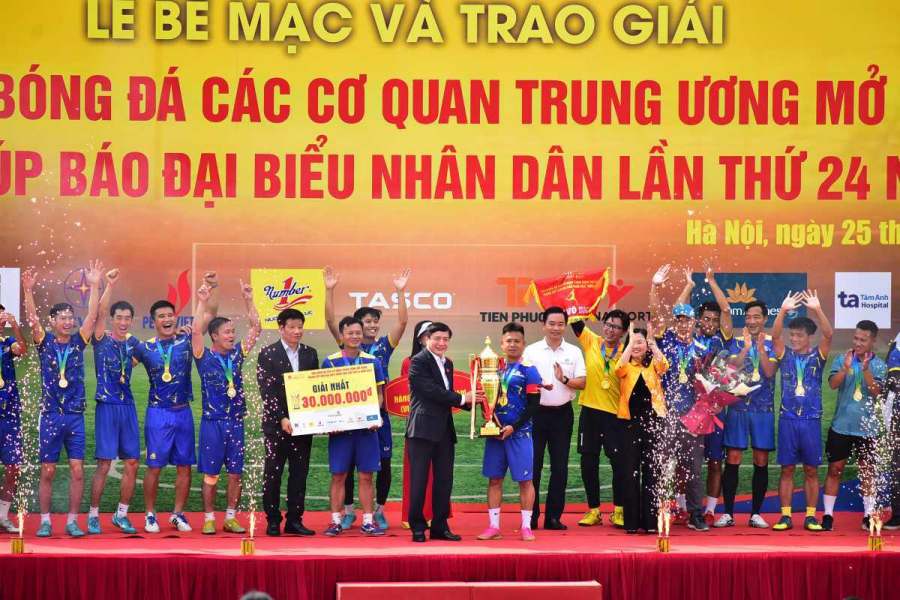 Đồng chí Bùi Văn Cường trao cúp vô địch cho đội Vietnam Airlines. Ảnh: Lê Vinh