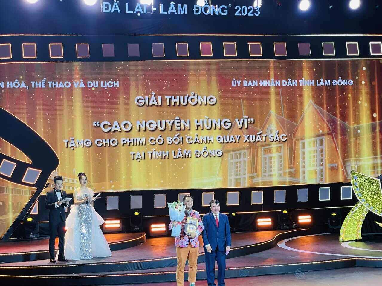 Ông Phạm S - Phó Chủ tịch UBND tỉnh Lâm Đồng đã trao tặng giải thưởng “Lâm Đồng – Cao nguyên hùng vĩ“. Ảnh: Mai Hương