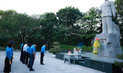 Đoàn công tác của Tổng LĐLĐVN dâng hoa tưởng niệm đồng chí Hoàng Quốc Việt. Ảnh: Hải Nguyễn