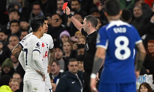 Tấm thẻ đỏ này của Romero có thể bắt đầu một chuỗi ngày đen tối cho Tottenham. Ảnh: AFP