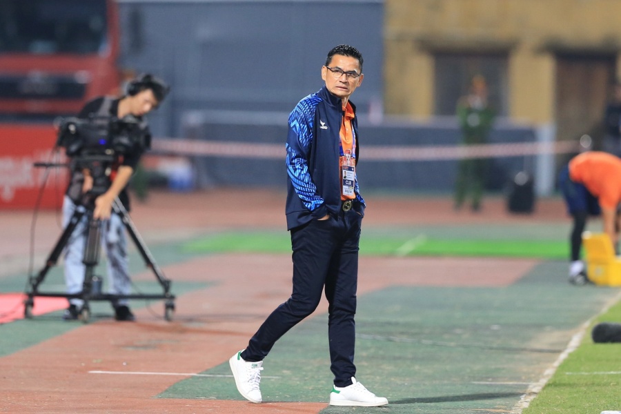 Đội bóng của huấn luyện viên Kiatisak Senamuang vượt lên dẫn trước. Ảnh: Hoàng Tùng