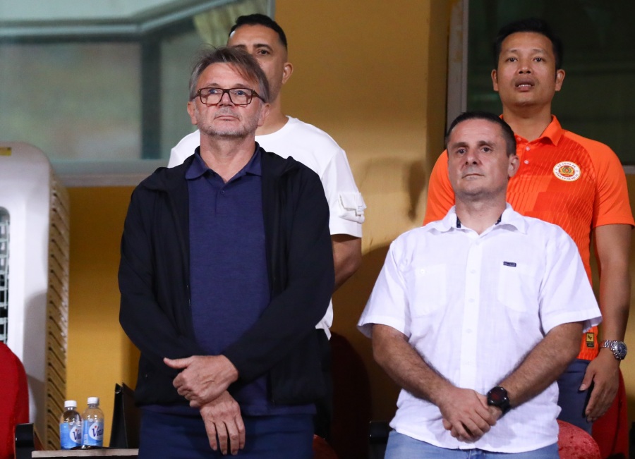 Huấn luyện viên Philippe Troussier dự khán trận đấu tại sân Hàng Đẫy. Ảnh: Minh Dân